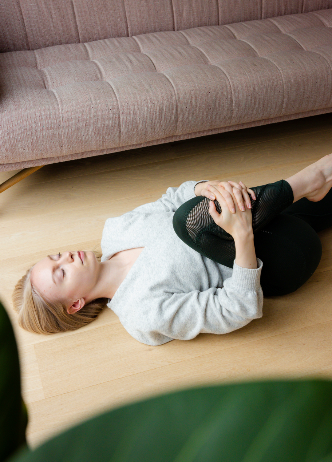 vrouw doet yoga op de vloer met sereen gezicht