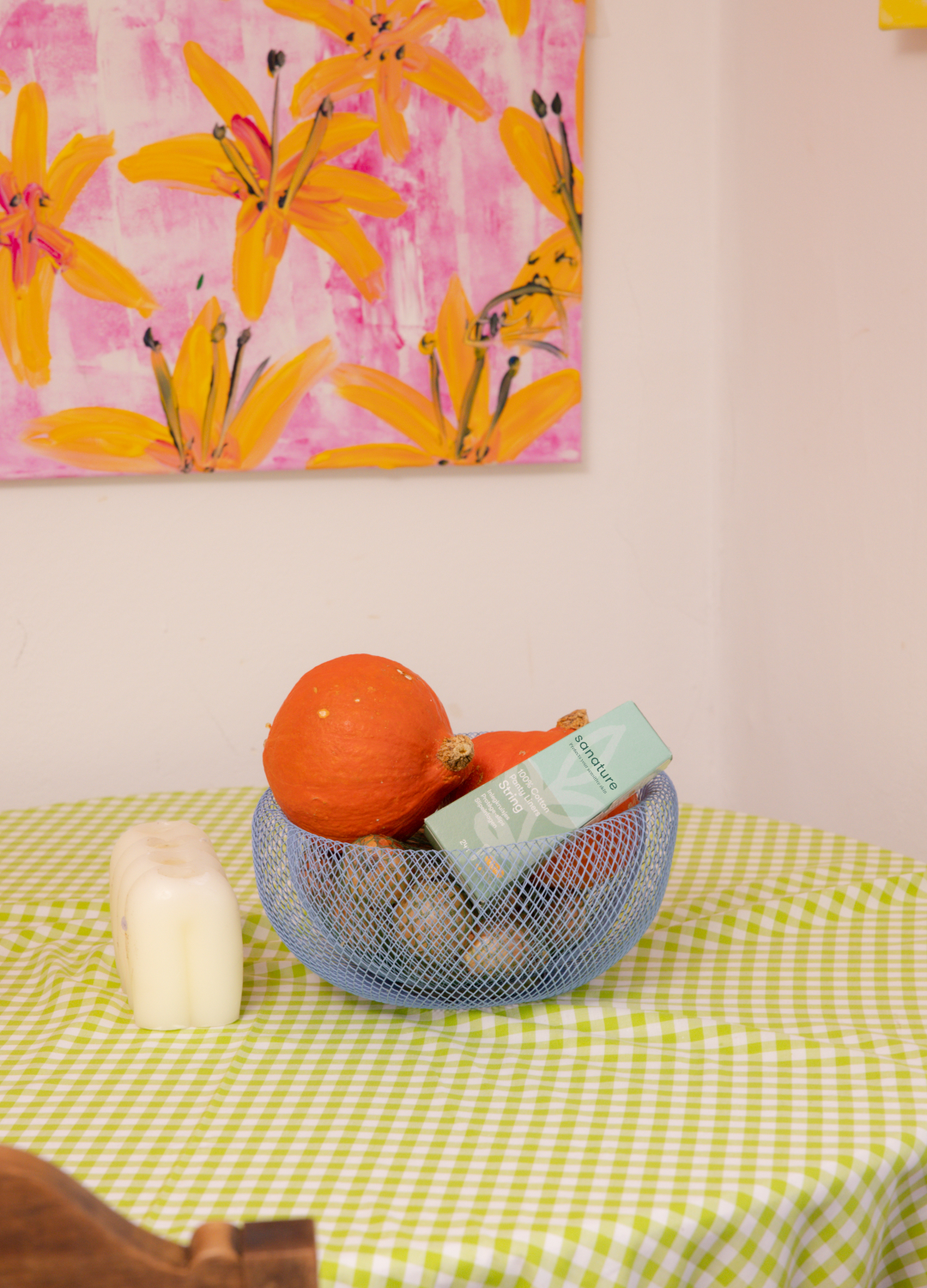 sanature katoenen inlegkruisjes string in een fruitmandje op kleurrijke tafel