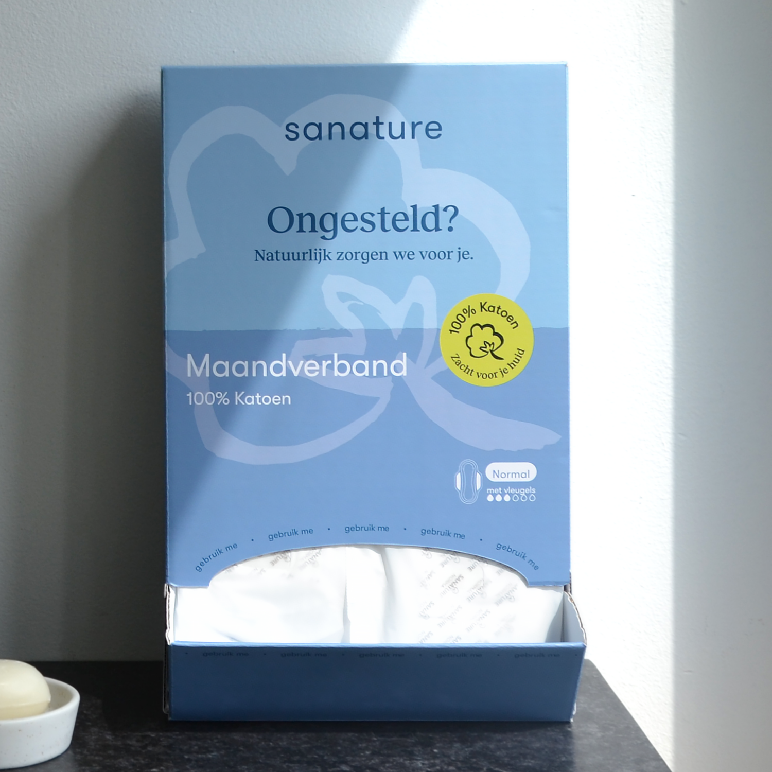 dispenser gevuld met 100% katoenen maandverband